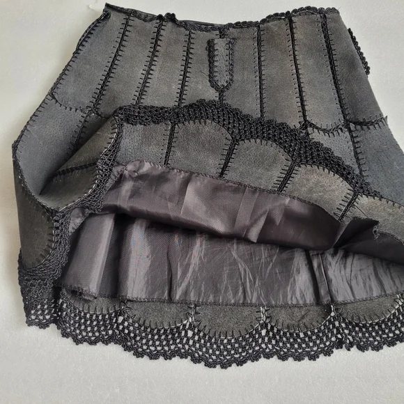 Vintage Black Suede Patchwork Miniskirt With Crochet Lace Trim 70s Boho 38 EU 6 - Picture 6 of 15